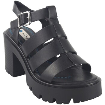 Topánky Žena Univerzálna športová obuv MTNG Dámske sandále MUSTANG 52989 čierne Čierna